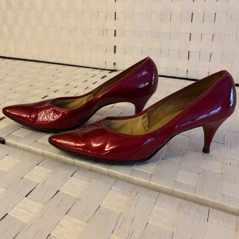 Vintage Naturalizer Red Patent Leather Kitten Heel Pumps